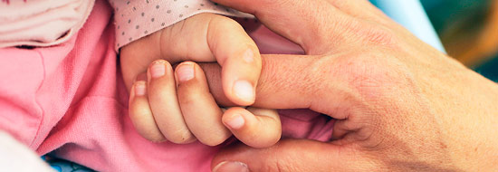 Darstellung von einer Kinderhand, die nach einem Finger  eines Erwachsenen greift.
