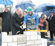Pastor Ulrich Pohl und Bielefelds Oberbürgermeister Pit Clausen legen den Grundstein für das Kinderhospiz Bethel.